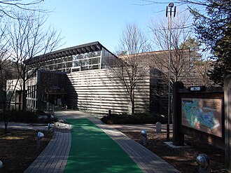 山梨県立富士湧水の里水族館 森の中の水族館。